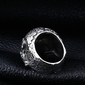 Macro-detail van vintage roestvrijstalen schedelring met robuuste rotsachtige textuur