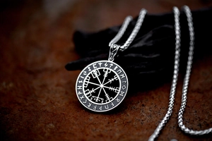 Macro-opname van de Viking Vegvisir kompas hanger met Noorse runen aan een stalen ketting