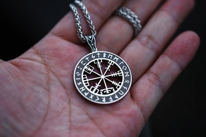 Detail van Viking Vegvisir kompas hanger met oude rune gravures van hoogwaardig staal
