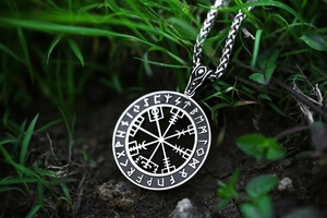 Macro-opname van Viking Vegvisir-kompashanger met Noordse runen in het buiten