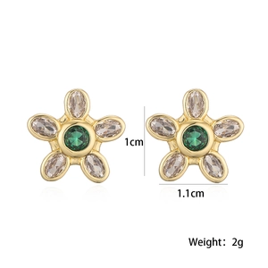 Dettaglio orecchini a fiore da 1,1 cm con pietra verde centrale e placcatura oro
