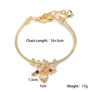 Détail du bracelet plaqué or 18 carats avec breloques enfants et cœur gravé Yes I Do