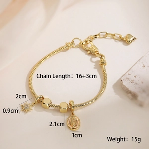 Détail du bracelet en perles plaqué or 18 carats avec médaille religieuse et breloque soleil