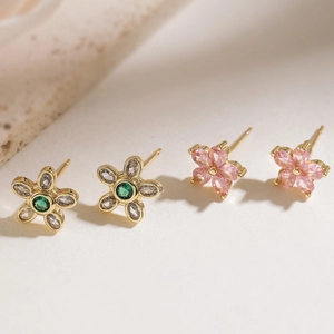 Squisiti Mini Orecchini a Lobo a Fiore in Rame Placcato Oro 18K Petali in Zirconia Gioielli Floreali per Donna Regalo