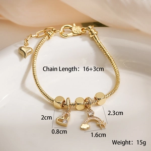Détail d'un bracelet plaqué or 18 carats avec pendentif arc-en-ciel et breloques cœur sur soie