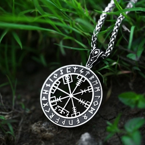 Viking Vegvisir kompas hanger met runencirkel op groene gras achtergrond