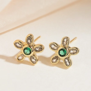 Orecchini a fiore placcati oro 18 carati con gemma verde e petali in zircone lucido