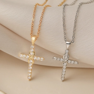 Collier Pendentif Croix Infini en Cuivre Plaqué Or 18K avec Zirconia pour Femme Bijoux de Chaîne de Clavicule Minimaliste