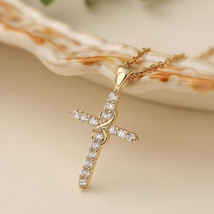 Collier avec pendentif croix plaqué or 18 carats et pierres de zircon blanc