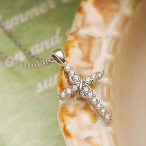 Collier pendentif croix et infini plaqué or 18 carats avec pierres de zircon