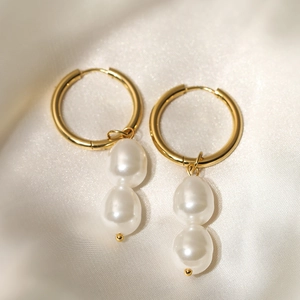 Elegante 18K vergoldete Edelstahl Creolen mit natürlichen weißen Barockperlen für Damen