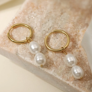 Elegante 18K vergoldete Edelstahl-Ohrringe mit Barockperlen auf Seidenhintergrund