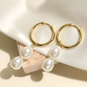 Elegante 18K vergoldete Edelstahlreifen mit weißen Barockperlen-Anhängern