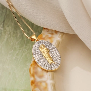 Collier avec pendentif Saint Jude doré et zircons brillants sur fond de soie douce