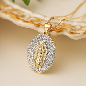 Collier pendentif Vierge Marie ovale doré orné de zircons cubiques brillants