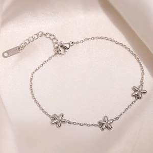 Elegant 18K gold-plated floral stainless steel bracelet for women with adjustable chain link