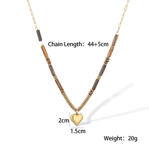 Vue détaillée du collier pendentif cœur doré avec perles brunes et dimensions de chaîne