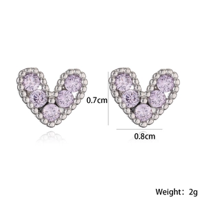 Dettaglio degli orecchini a cuore con zirconi viola chiaro e bordo con perline argento