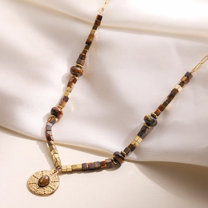 Collier vintage en or avec pendentif coeur, oeil de tigre et perles géométriques