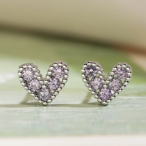 Orecchini a cuore in argento con zirconi viola e bordi con perline di precisione