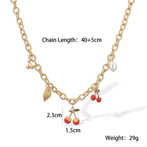 Détail du collier plaqué or 18K avec pendentifs cerises, feuilles dorées et perle