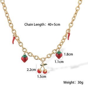Détail du collier plaqué or 18 carats avec pendentifs en forme de fraise et cerise