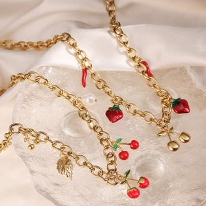 Collier en acier inoxydable plaqué or 18 carats avec pendentifs cerise fraise et perles
