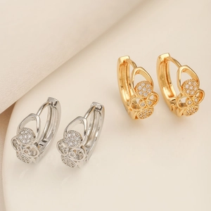 Élégantes créoles à fleurs plaquées or 18 carats et argent avec accents en zircone