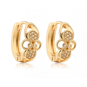 Créoles minimalistes plaquées or 18K avec design circulaire creux et pierres de zircon blanc