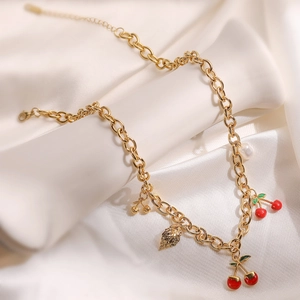 Collier chaîne épaisse plaqué or 18K avec cerise émaillée, perle et breloques de feuilles