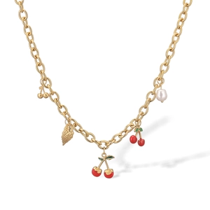 Collier plaqué or 18K avec cerises en émail rouge, feuille dorée et pendentif perle baroque