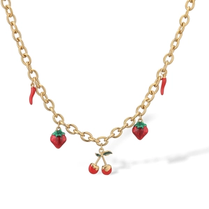 Détail de la chaîne plaquée or 18K avec pendentifs cerise et fraise en émail
