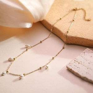 Elegante 18K vergoldete Edelstahlkette mit weißen Süßwasserperlen für Damen