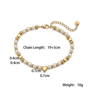 Dettaglio ravvicinato del bracciale con perle dorate, cuore e ciondolo logo S.Steel