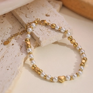 Elegante bracciale di perle in acciaio inossidabile dorato con ciondolo a cuore e moschettone
