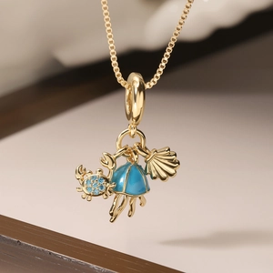 18K vergoldete Halskette mit Krabben und Muschel Anhängern und blauen Zirkonsteinen