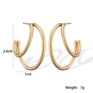 Vue macro des boucles d'oreilles géométriques dorées avec dimensions 2.6cm et poids 7g