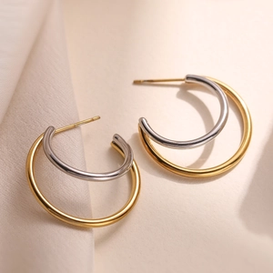 Boucles d'oreilles créoles doubles géométriques bicolores or et argent style moderne