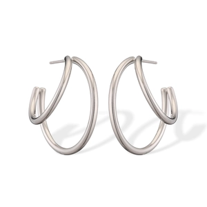 Vue détaillée des boucles d'oreilles créoles géométriques argentées polies entrelacées