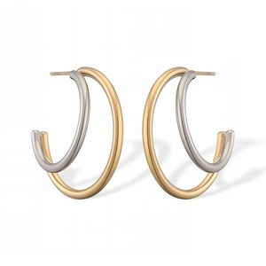 Détail des boucles d'oreilles créoles doubles en forme de C en métal bicolore poli