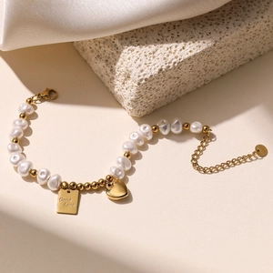 Bracelet élégant en perles et acier doré 18K avec breloques coeur et Good Luck