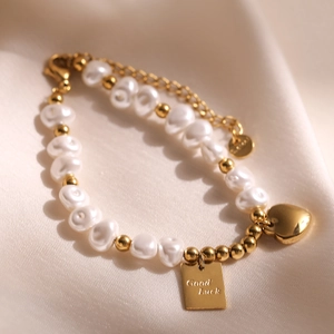 Bracelet élégant en acier inoxydable plaqué or 18 carats avec perles et pendentif cœur