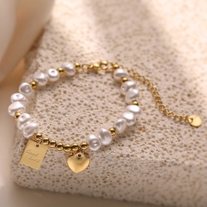 Bracelet élégant en acier plaqué or 18K avec perles baroques et breloque cœur porte-bonheur