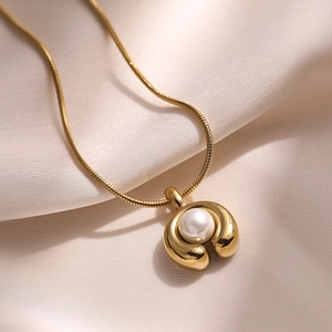 Minimalistische 18K vergoldete Edelstahlkette mit Perlenanhänger auf einer Schlangenkette