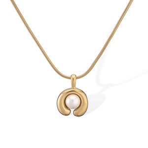 Minimalistische 18K vergoldete Schlangenkette mit Perlen-Hufeisen-Anhänger auf weißem Grund