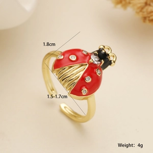 Détail d'une bague coccinelle plaquée or 18K avec émail rouge et zircons blancs