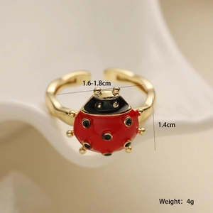 Macro d'une bague coccinelle plaquée or 18 carats avec émail rouge et dimensions
