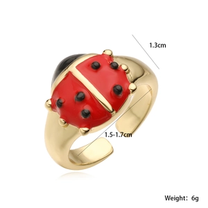 Vue détaillée de la bague coccinelle avec dimensions et placage en or 18 carats