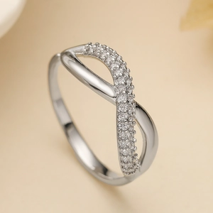 Bague ouverte croisée minimaliste de couleur argent avec micro-pavage de zircons cubiques
