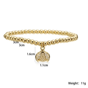 Détail d'un pendentif coccinelle plaqué or 18K avec émail blanc et zircons étincelants
